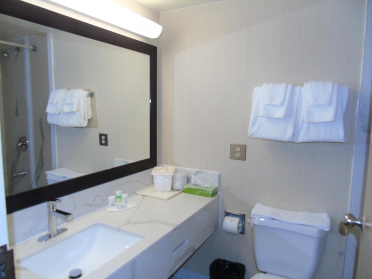 Ramada By Wyndham Harbourview Conference Center Hotel Belleville