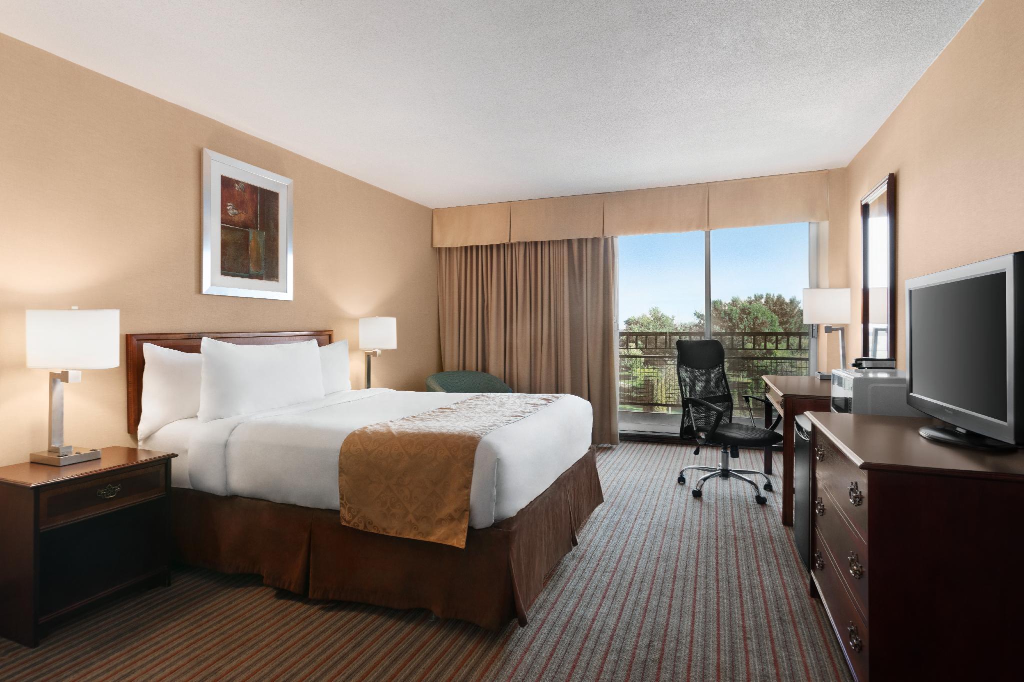 Hotel Ramada By Wyndham Harbourview Conference Center 3*
